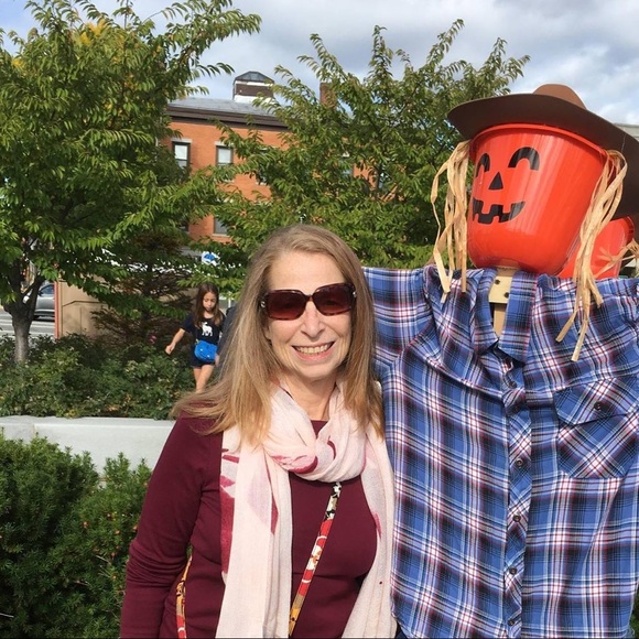 Meet your Posher Ambassador, Deb - Picture 1 of 3